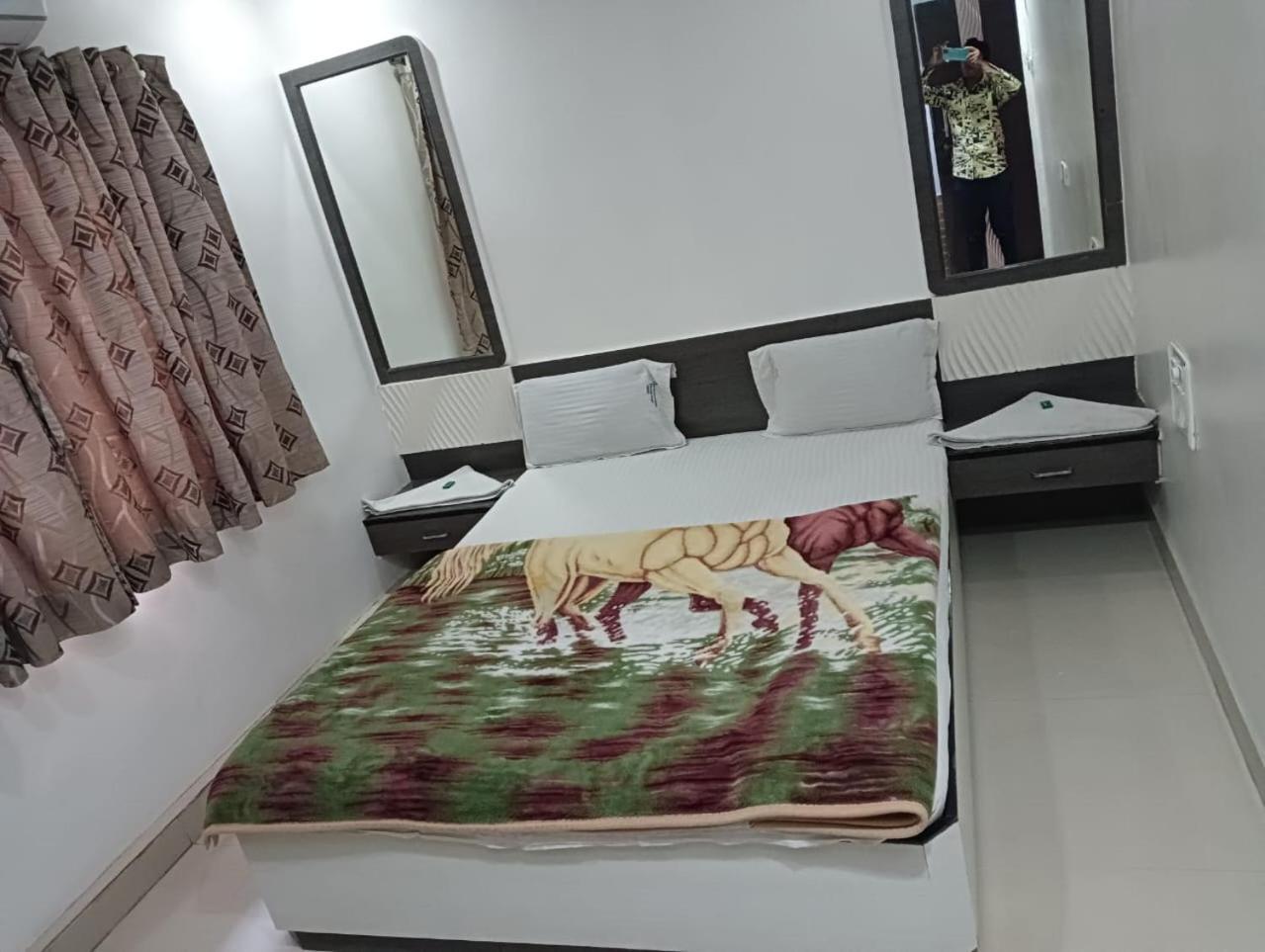 Hotel Shri Sai Darshan Sirdi Kültér fotó